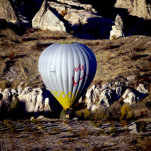 Montgolfière au raz du sol devant des collines - Turquie  - collection de photos clin d'oeil, catégorie paysages